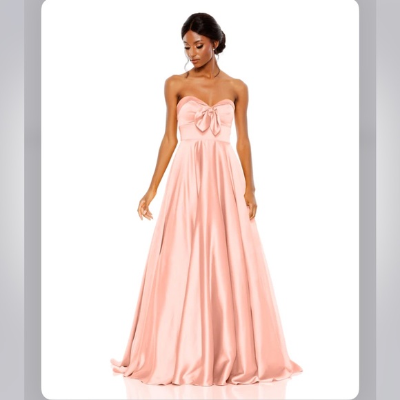 Mac Duggal Dresses & Skirts - Strapless Gown IT HAS POCKETS 🤩